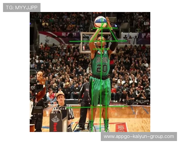 球星在训练营练习“低位抢点+短传回撤”的高频动作