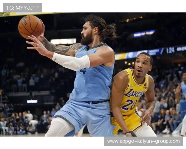 篮球球队极限防守迫使对手失误连连