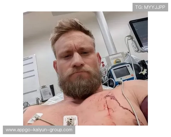 震撼全场！MMA拳手上勾拳命中下巴，敌手倒地抽搐，赛事精彩瞬间回顾